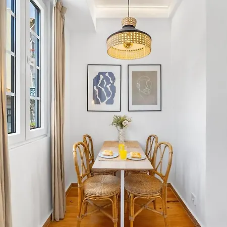 Bright Retreat In Historic Gaia