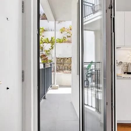 Bright Retreat In Historic Gaia Lejlighed