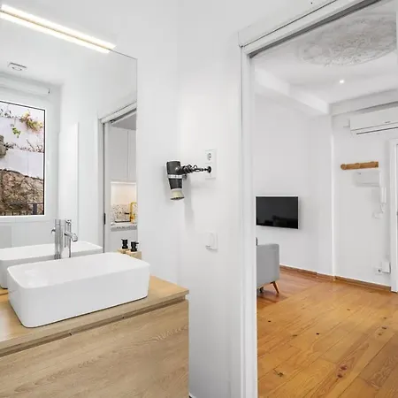 Bright Retreat In Historic Gaia *